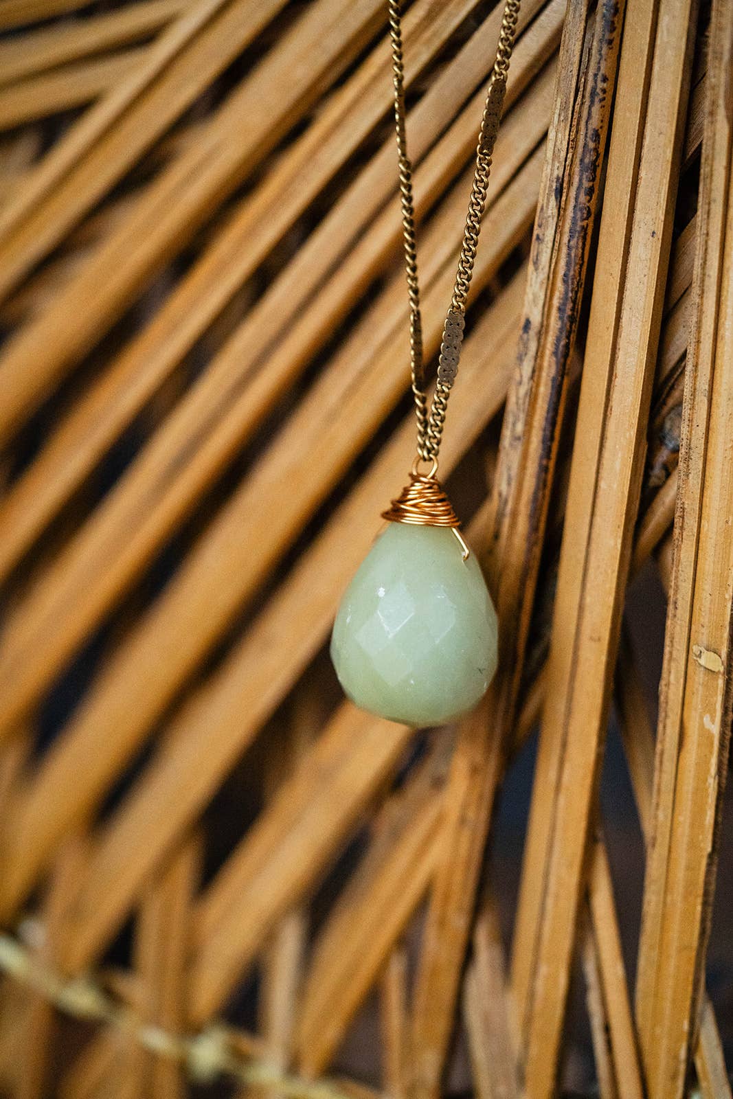 Bella Vita Jewelry – Großhandel Kette mit Anhänger/Charm – Zara Halskette mit Tropfenmuster aus Naturstein | New Jade0