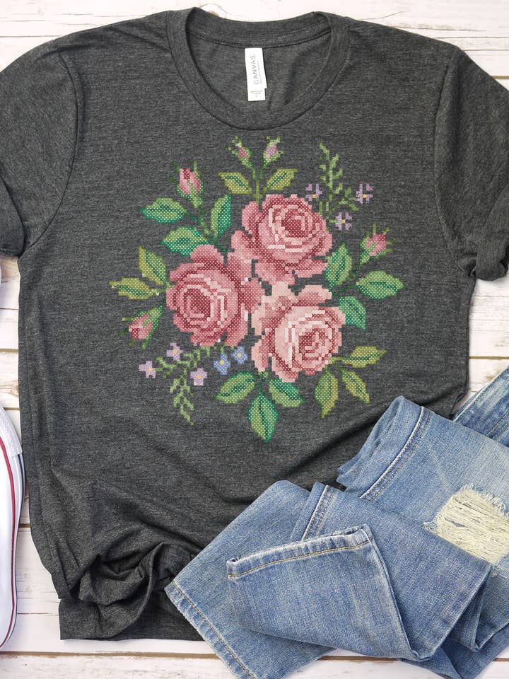 Vintage t-shirt med korsstingsrose, bedstemors hobbyer, genbrug for engroshandel hos Gerdees