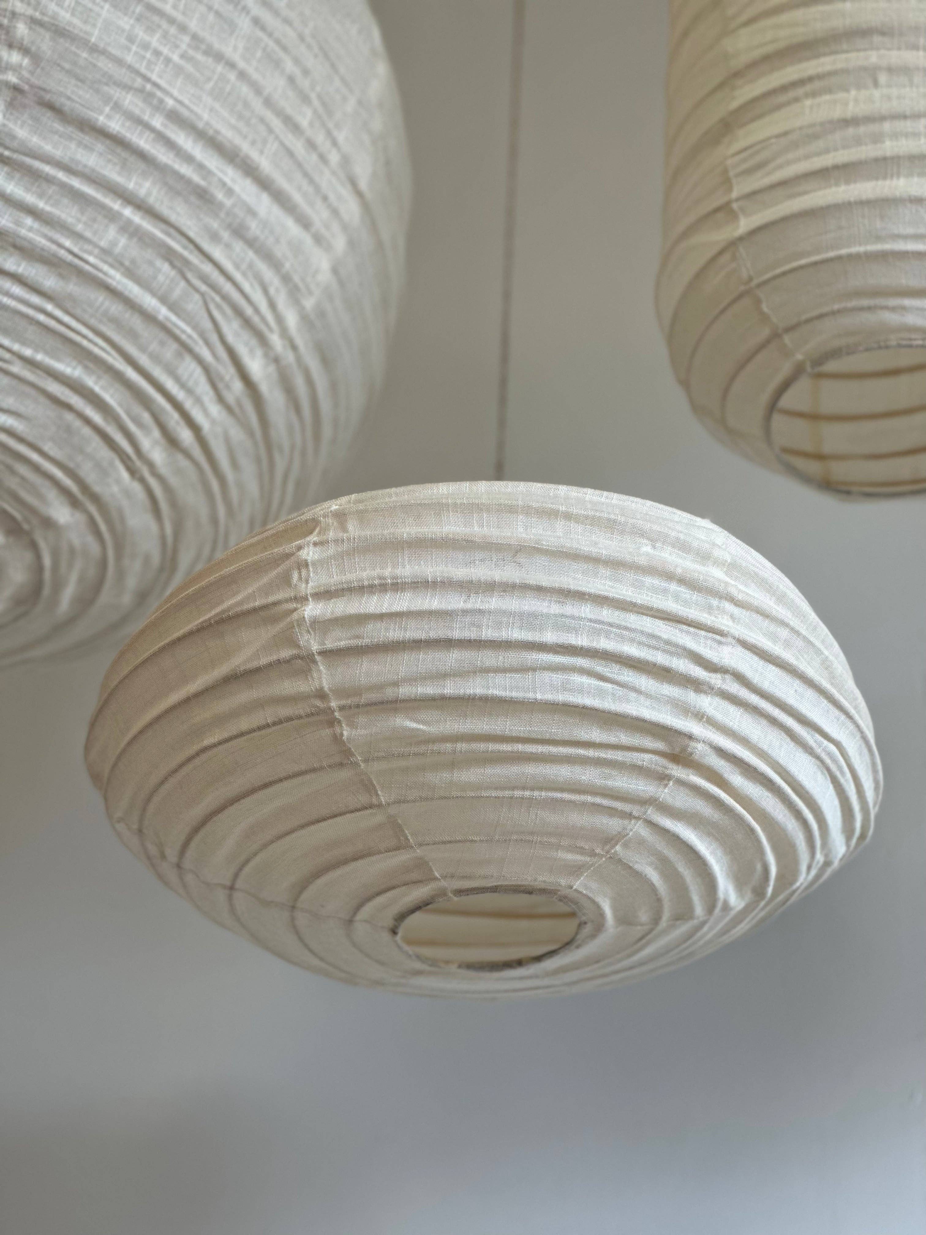 Office Objets - Wholesale Chandelier/Hanging Light - Average Japanese-style oval flattened pendant in rattan and natural linen H30 D4524
