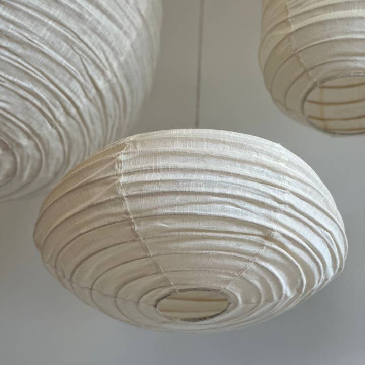 Office Objets - Wholesale Chandelier/Hanging Light - Average Japanese-style oval flattened pendant in rattan and natural linen H30 D4524