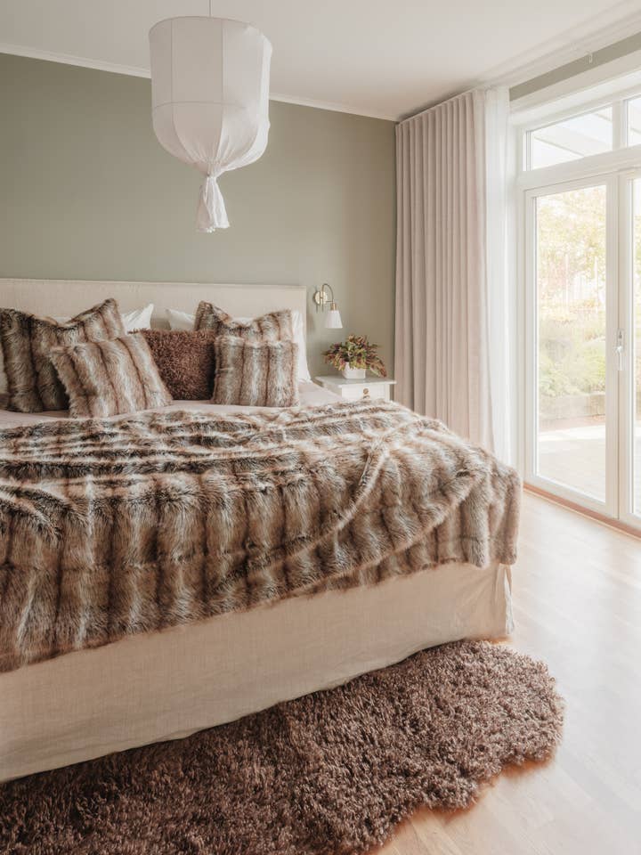 Hunter kudde L - brun för wholesale av Skinnwille Home