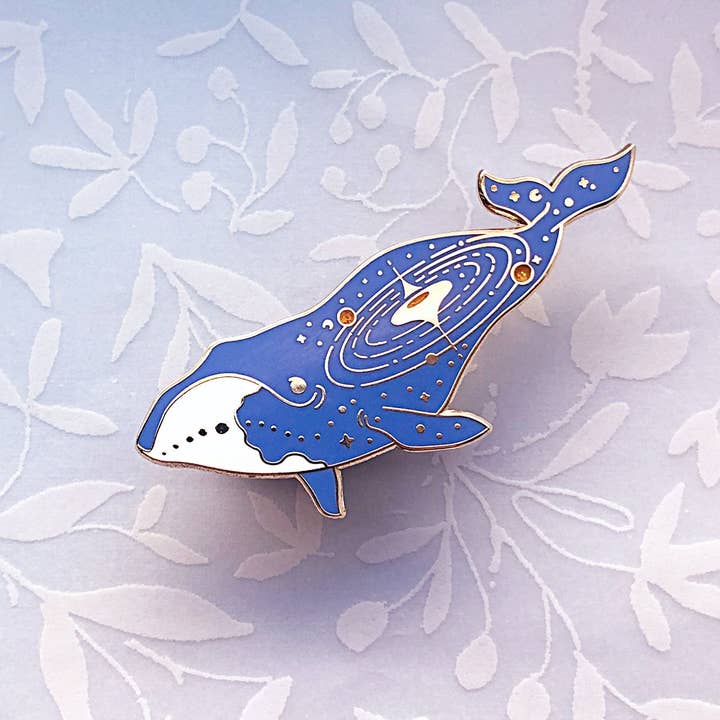 Alum and Ink - Vente Épinglettes/boutons - Épinglette Quasar en forme de baleine boréale (World Eater)4