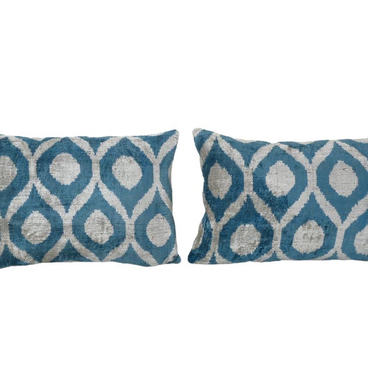 Cuscino in velluto Ikat blu cielo, set di due cuscini lombari in seta per la vendita all'ingrosso da parte di Vintage Pillows Store