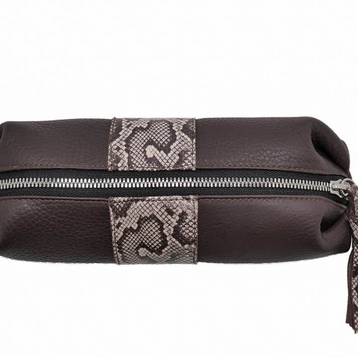 Groot make-uptasje van bruin leer met slangenprint „The Stevie voor wholesale door Paulyjen