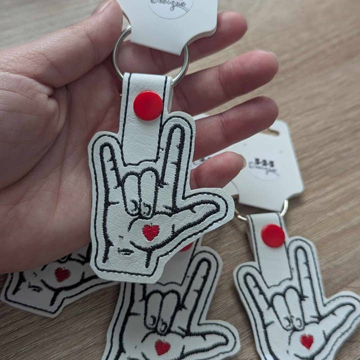 525 Fiber and Designs – Großhandel Schlüsselanhänger – Unisex – Bestickter ASL Ich liebe dich Zeichen Schlüsselanhänger, Schlüsselanhänger, Anhänger
