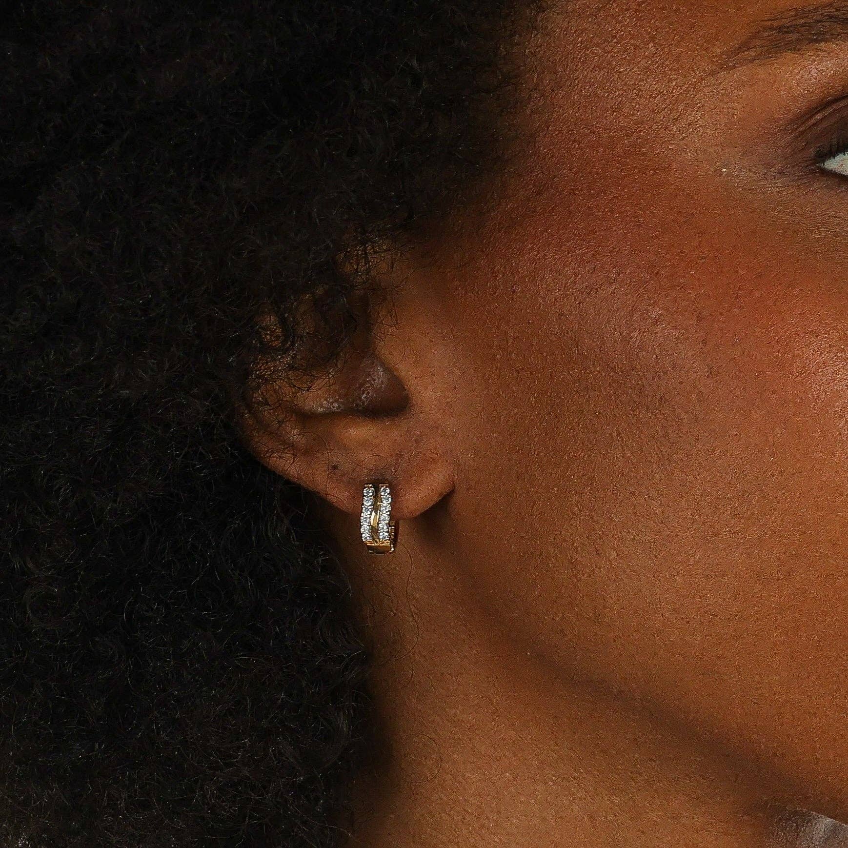 Oro Ipanema Duo Pavé Huggie placcato in oro 14k | Senza ossidazione in vendita all'ingrosso su Faire5