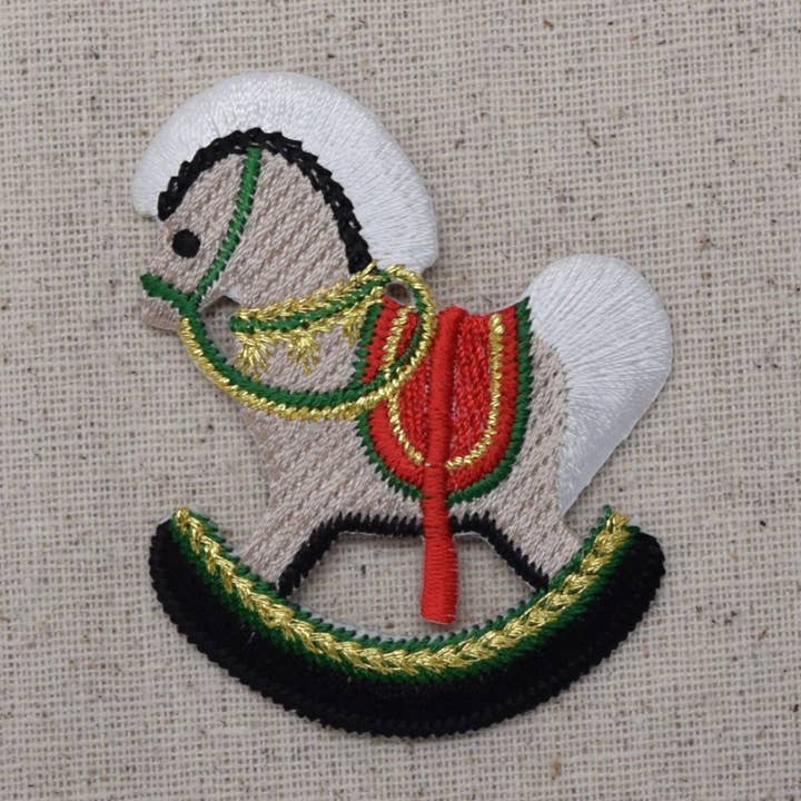 Weihnachts-Schaukelpferd - Roter Sattel - Bügelapplikation - Gestickter Aufnäher - 696425-A für den Großhandel von Wholesale Applique
