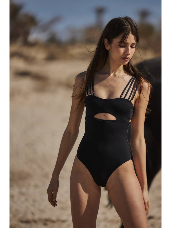 Aulala Paris – Großhandel Badeanzug – Damen – The Modern Muse Badeanzug mit breitem Perlenriemen1