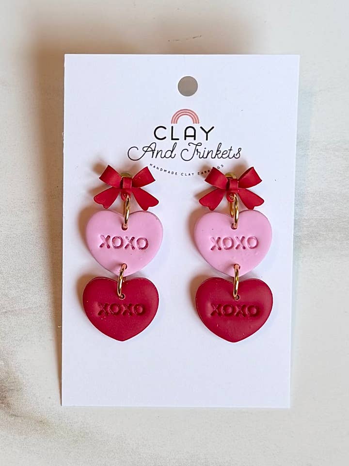Boucles d'oreilles pendantes cœur XOXO nœud pour la vente par Clay and Trinkets
