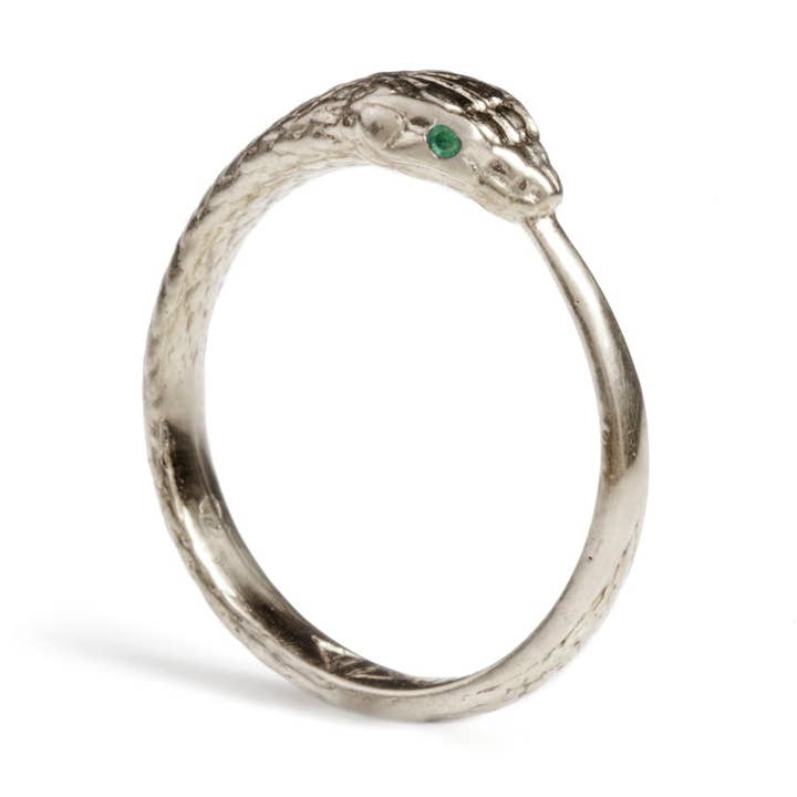Anillo Ouroboros con forma de serpiente de plata con esmeraldas para venta al por mayor de Rachel Entwistle Jewellery