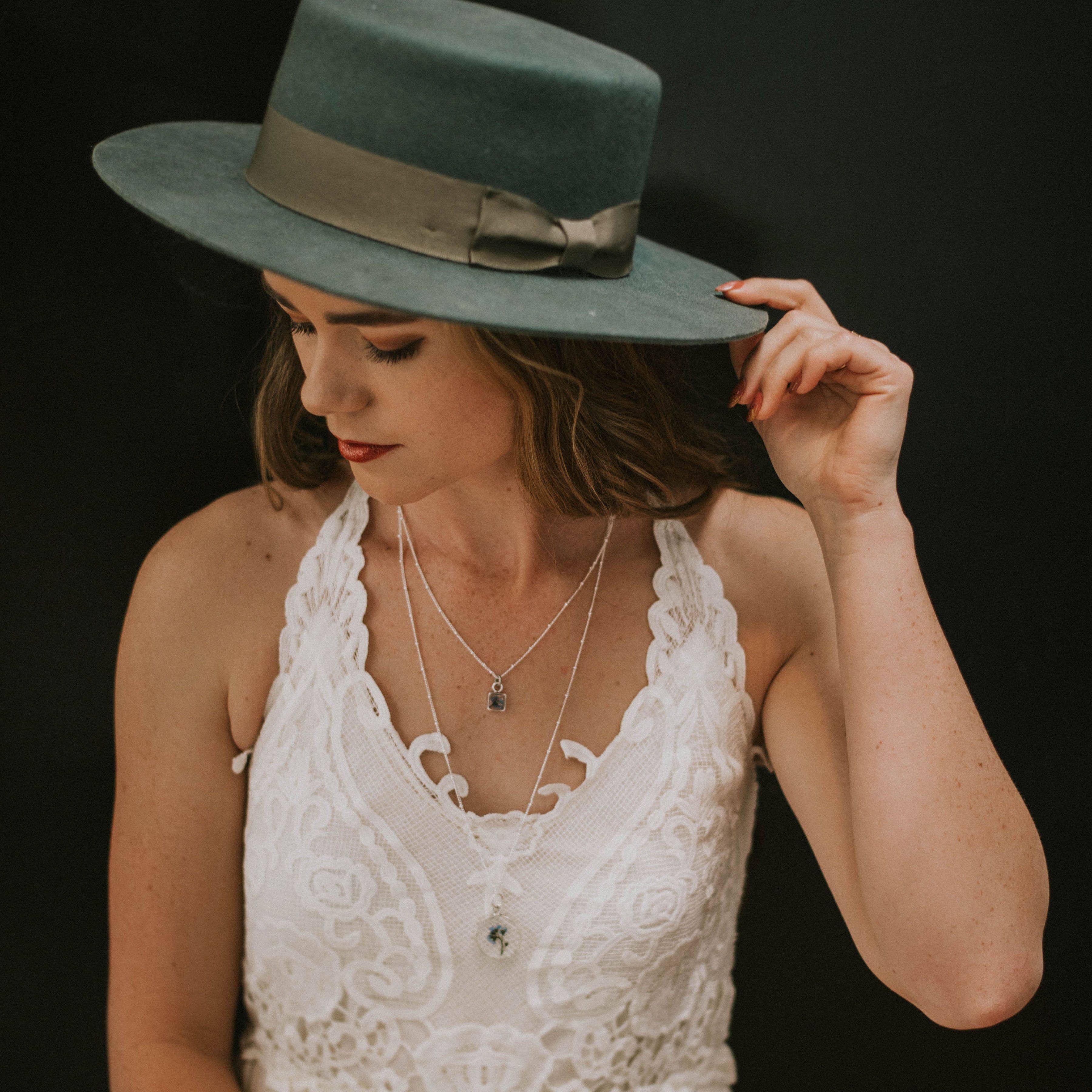 Seed & Soil Botanical Jewelry – Großhandel Kette mit Anhänger/Charm – Tiny Square Anhänger4