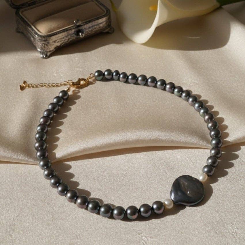 OE! - Wholesale Beaded/Pearl Necklace - PEARL SMOKE - Necklace with river pearls and central gray baroque pearl0