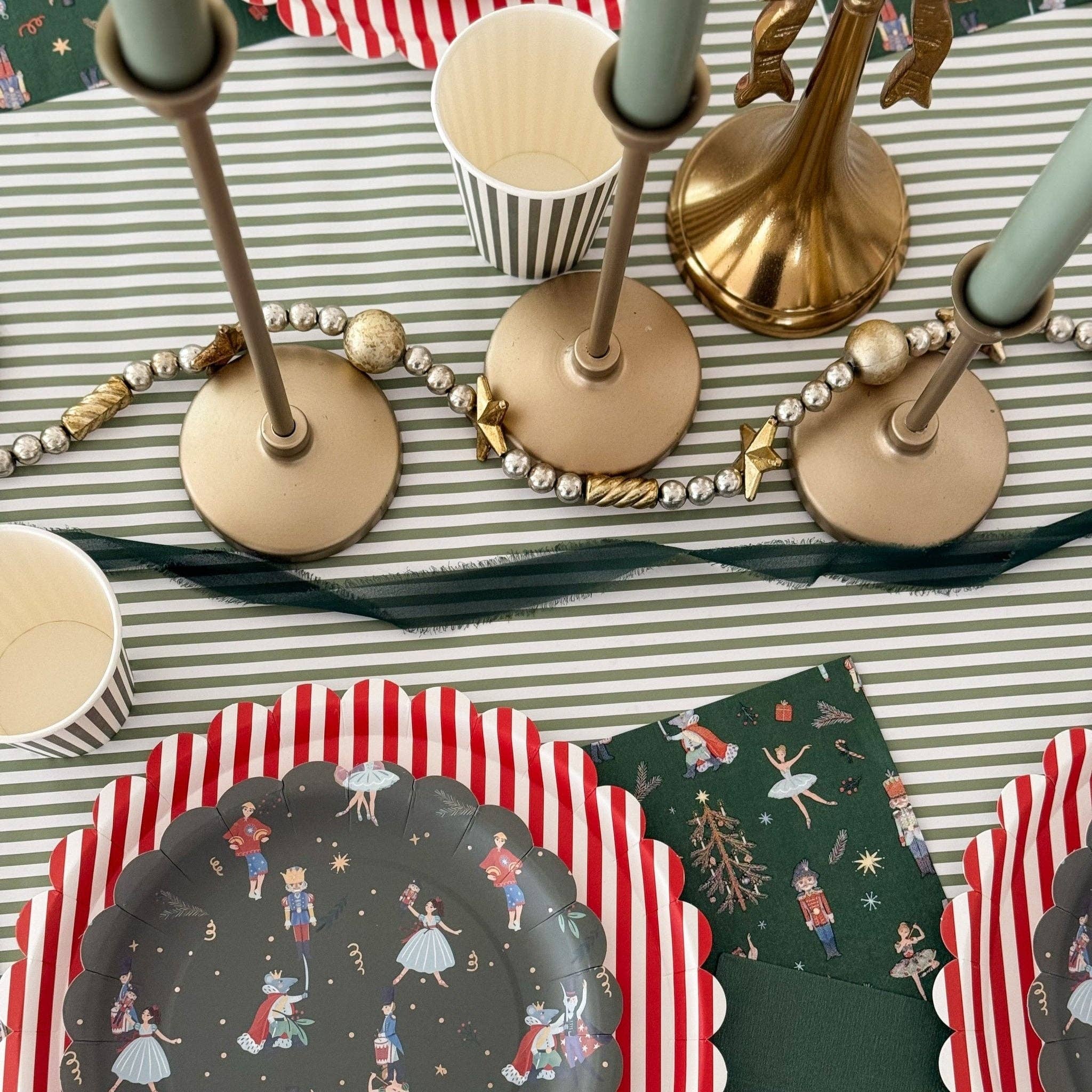 Josi James – wholesale Engångsduk – Grönrandig papperslöpare – 19,5” x 150” | Engångsduk för festbord4