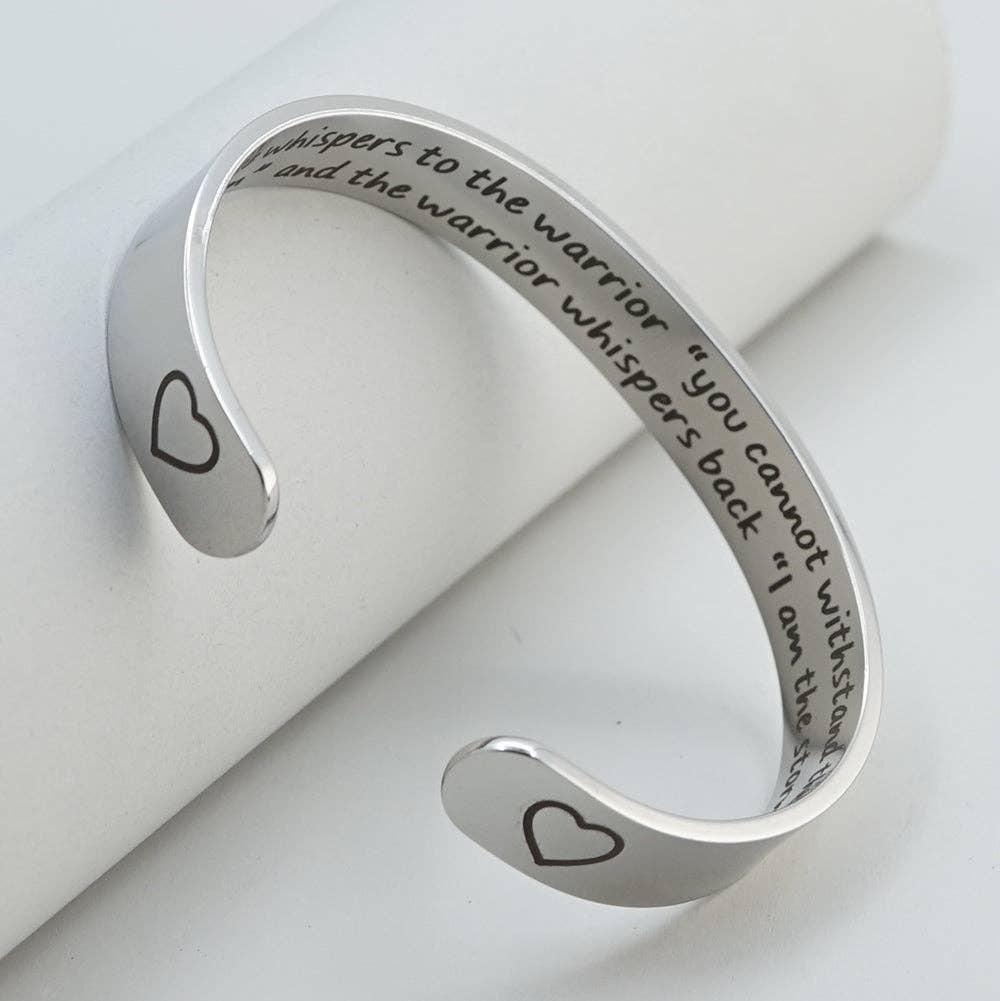 Engraved4Ever - Vente Bracelet manchette - Le destin murmure au guerrier que vous ne pouvez pas résister à la tempête le guerrier chuchote en retour Je suis la tempête0