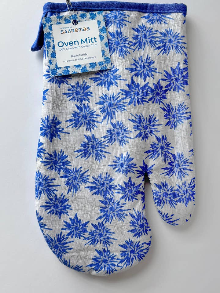 Le gant de cuisine en lin à motif 100 % lin Rukki Fields of bleuet illuminera n'importe quelle cuisine ! pour la vente par Eva-Lea Design Studio