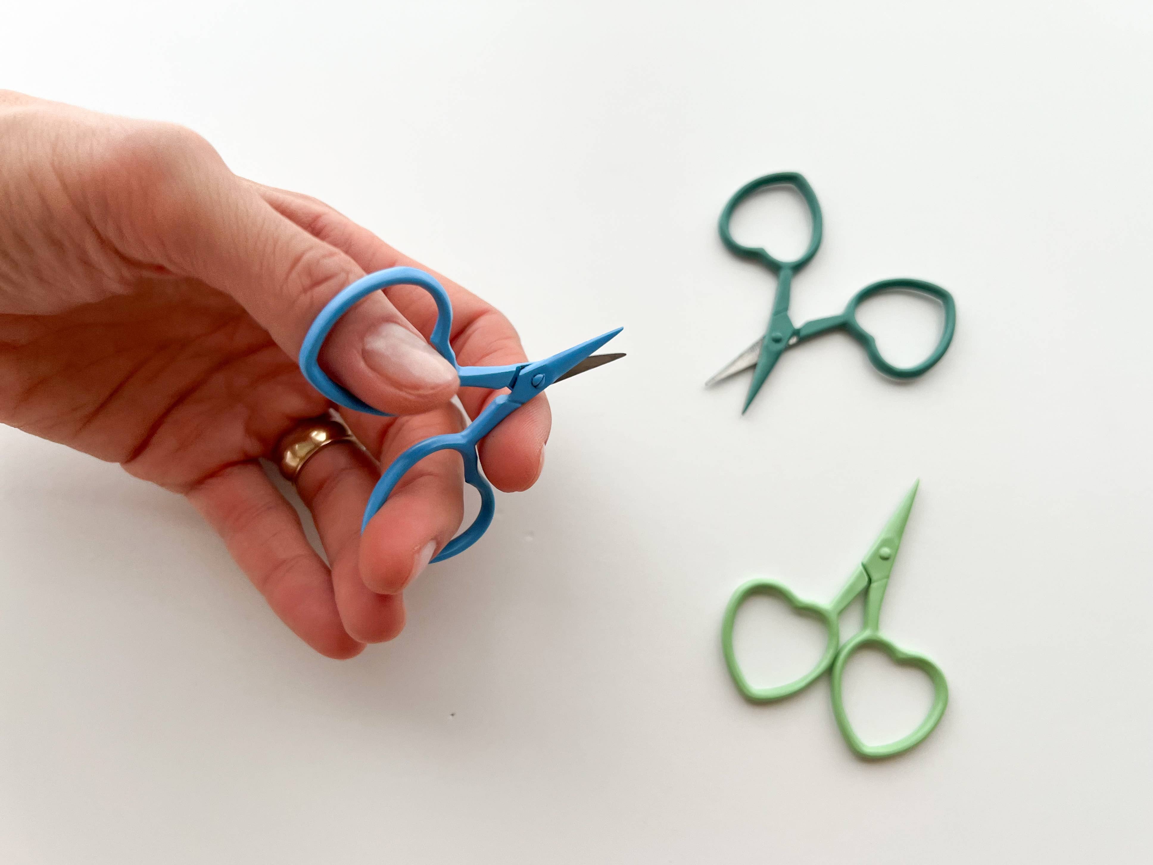 Matryoshka Doll Shop - Wholesale Scissors - Small Heart scissors, tiny embroidery scissors, little snips8