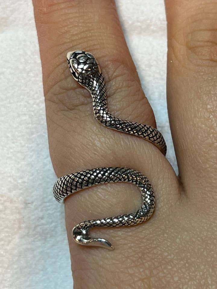 Bague serpent en argent sterling ajustable pour la vente par Meliora Meraki Jewellery