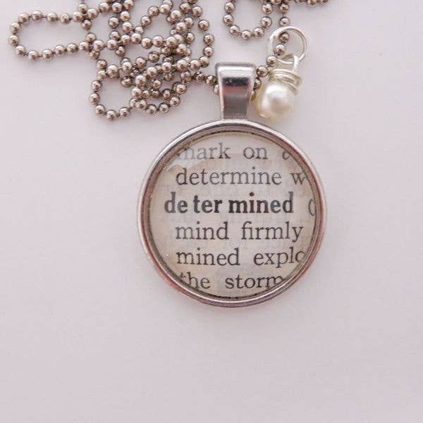 Collana con ciondolo «Determinato» per la vendita all'ingrosso da parte di KraftyKash Designs