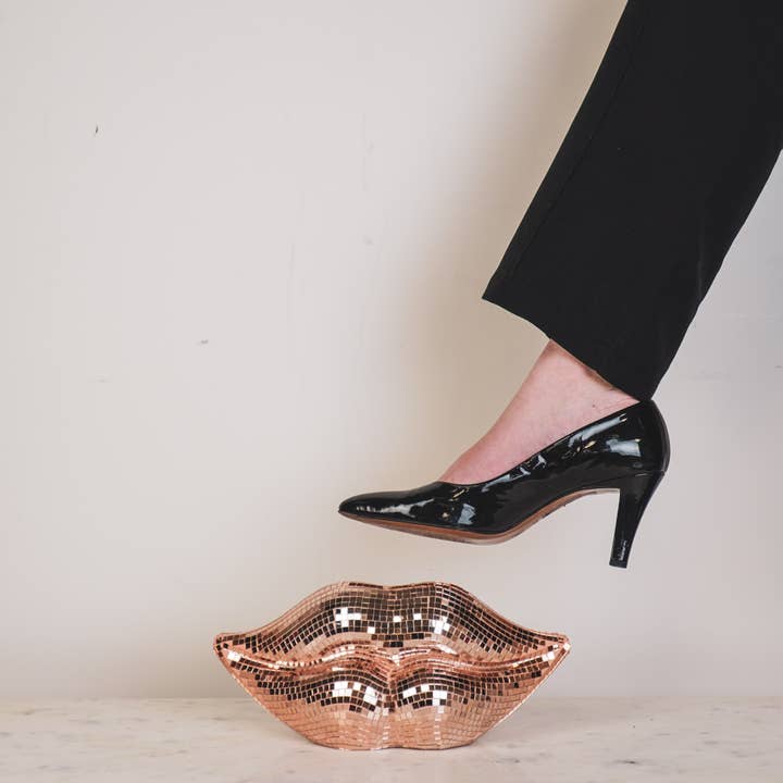 Housevitamin bv - Wholesale Decorative Tabletop Object - Ornament - Disco Lip - Glass - Rose Gold- 29x10x13,5cm1