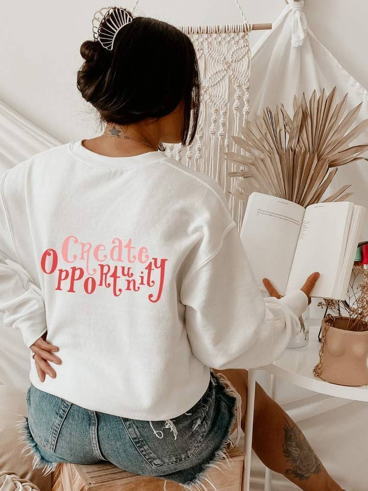 Sweat-shirt Create Opportunity, cadeau propriétaire d'une pour la vente par MotivatedBabe