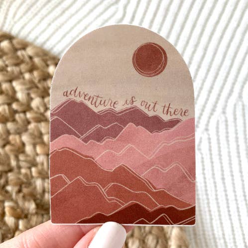 Adesivo Adventure is Out There, 7,6 x 5,6 per la vendita all'ingrosso da parte di Elyse Breanne Design