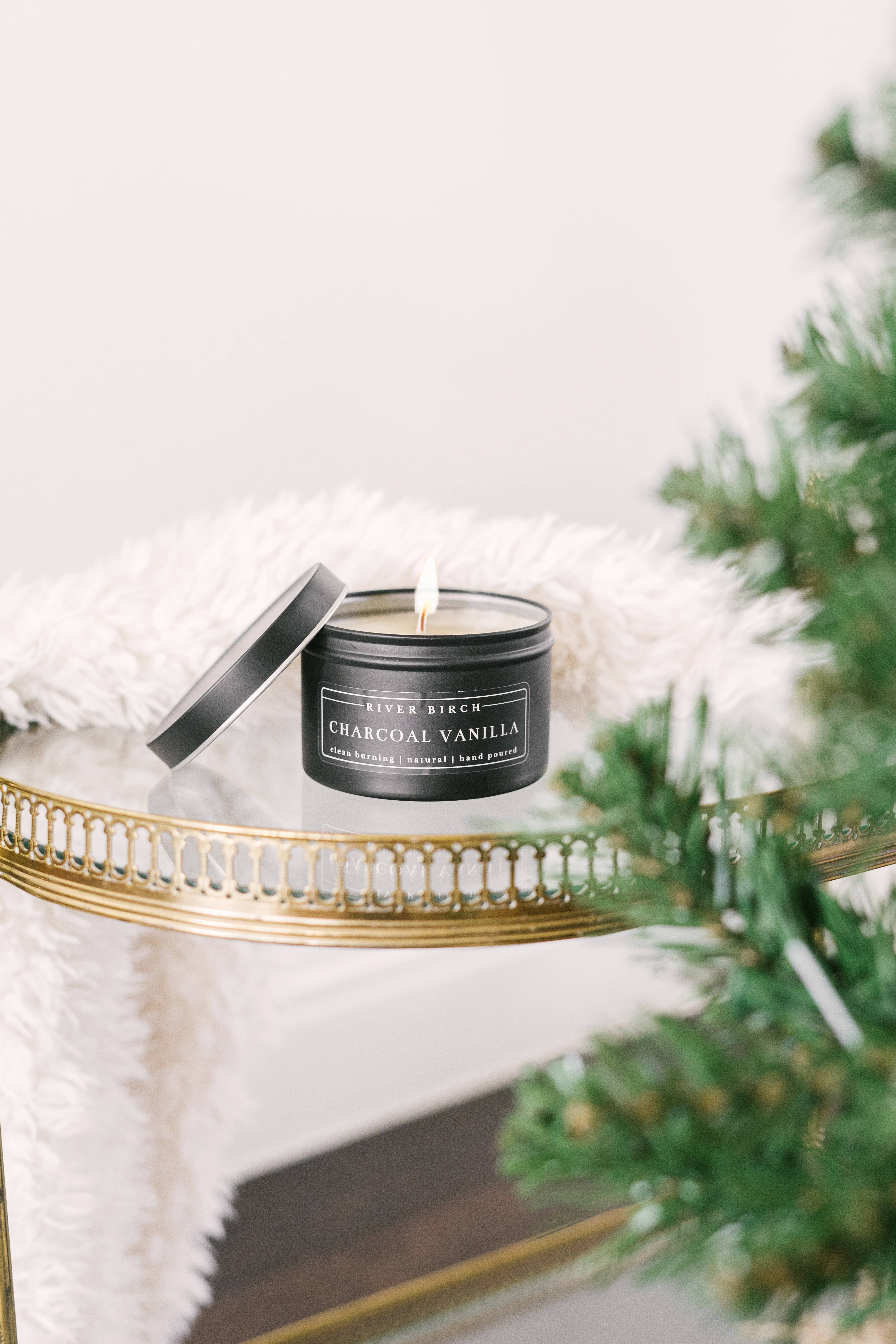 River Birch Candles – Engroshandel Rejsestearinlys – 8oz Charcoal Vanilla - Sort Tin Soy Candle4