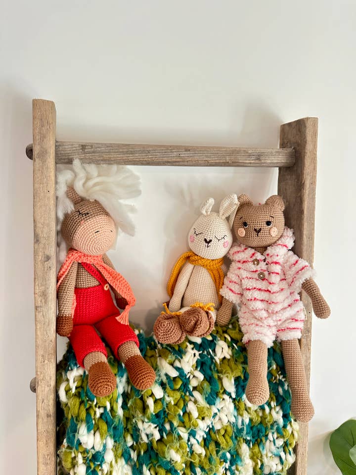 Handgemaakte gehaakte knuffelpoppen en knuffeldieren in cottagecore stijl voor wholesale door Home