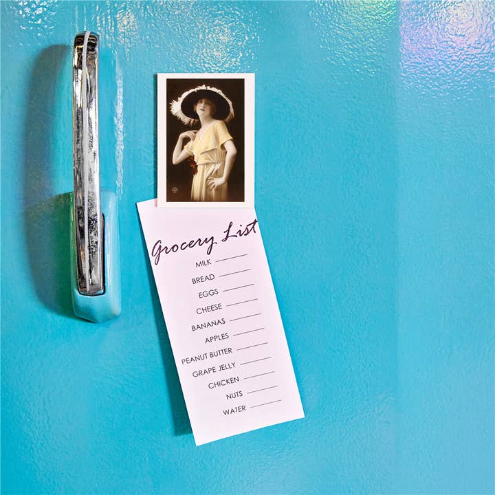 Found Image Press – Engroshandel Magnet – Magnet FN-85 fransk mode, kvinde med fjerhat1