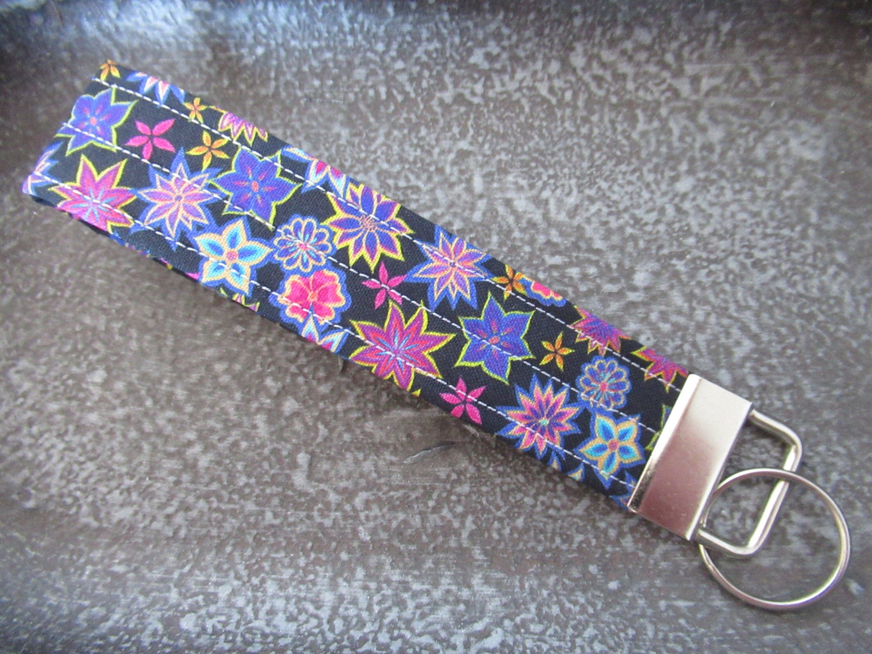 Thread and Purls – Großhandel Schlüsselanhänger – Damen – Schlüsselanhänger-Armband, Stoff-Armband-Schlüsselbund, Gelber Schlüsselanhänger, Handgelenkband, Schlüsselanhänger-Armband, Blumen-Armband-Schlüsselbund7