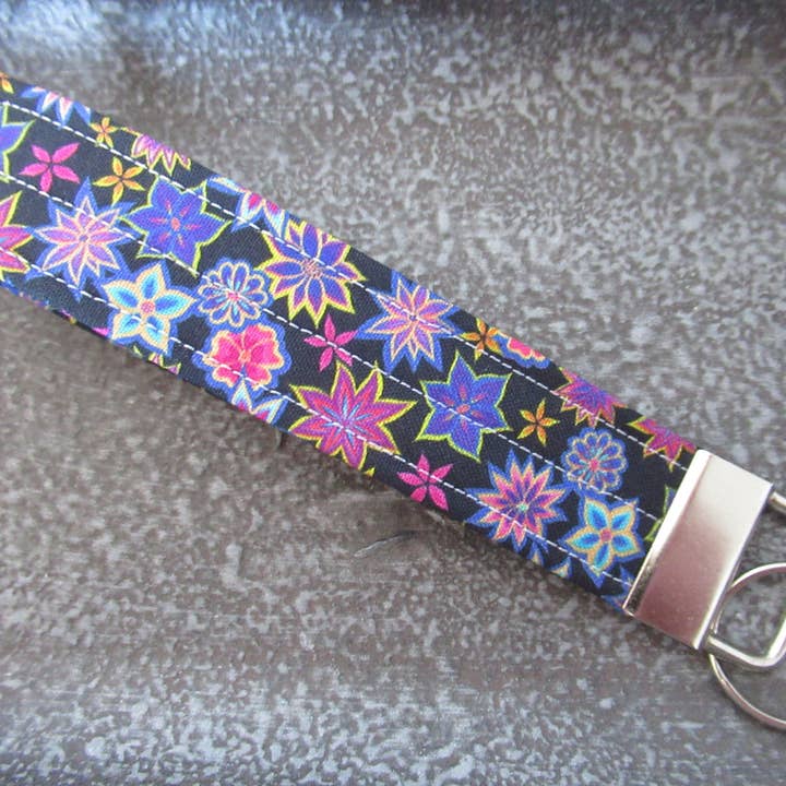 Thread and Purls – Großhandel Schlüsselanhänger – Damen – Schlüsselanhänger-Armband, Stoff-Armband-Schlüsselbund, Gelber Schlüsselanhänger, Handgelenkband, Schlüsselanhänger-Armband, Blumen-Armband-Schlüsselbund7