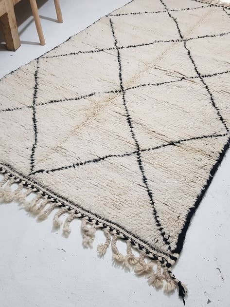 Tappeto marocchino Beni Ouarain 9 x 4,88 piedi per la vendita all'ingrosso da parte di Okrë Shop