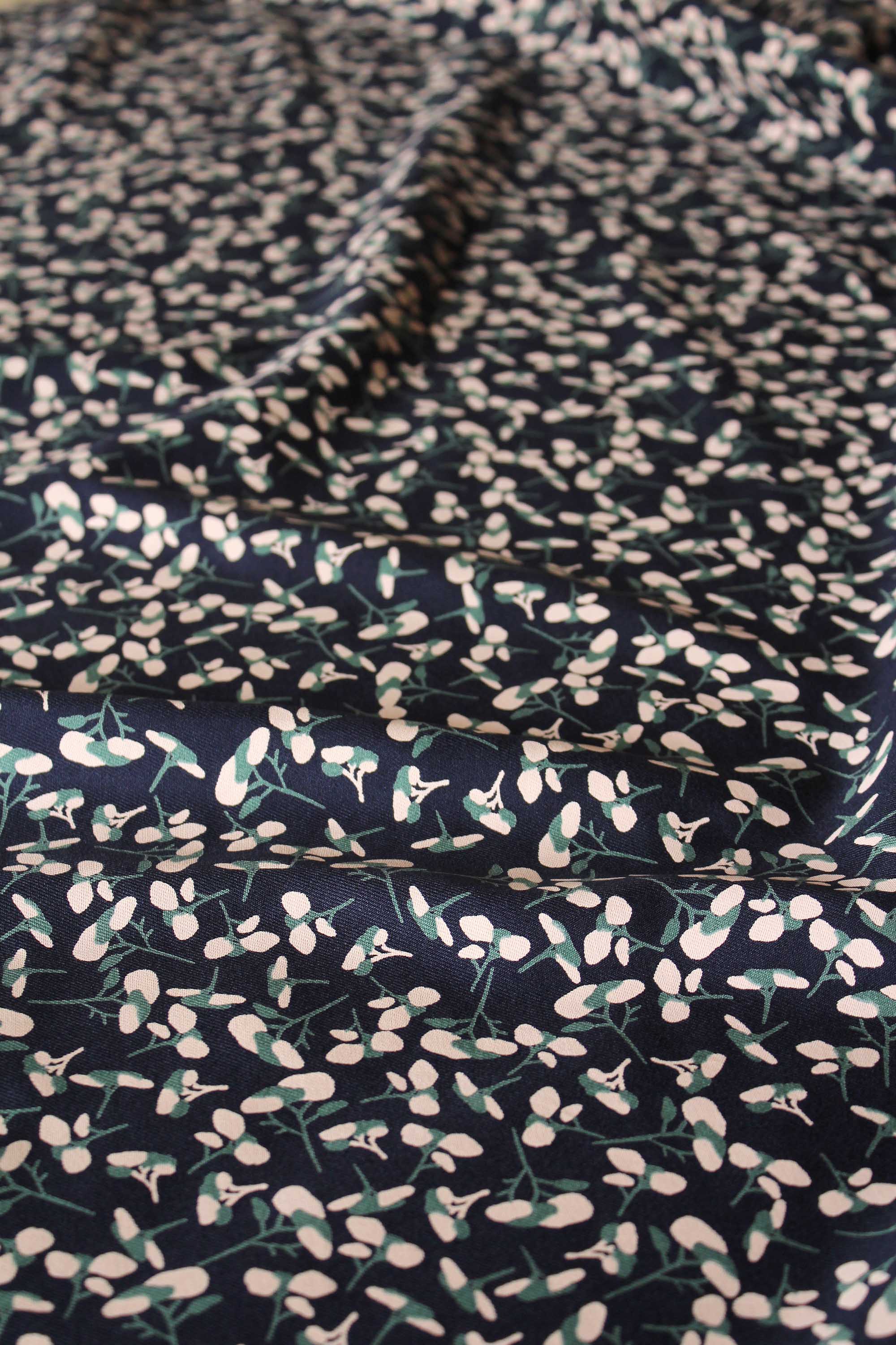 Eglantine et Zoé - Wholesale Stofrol - Atlantisch blauwe viscosestof van keperstof13