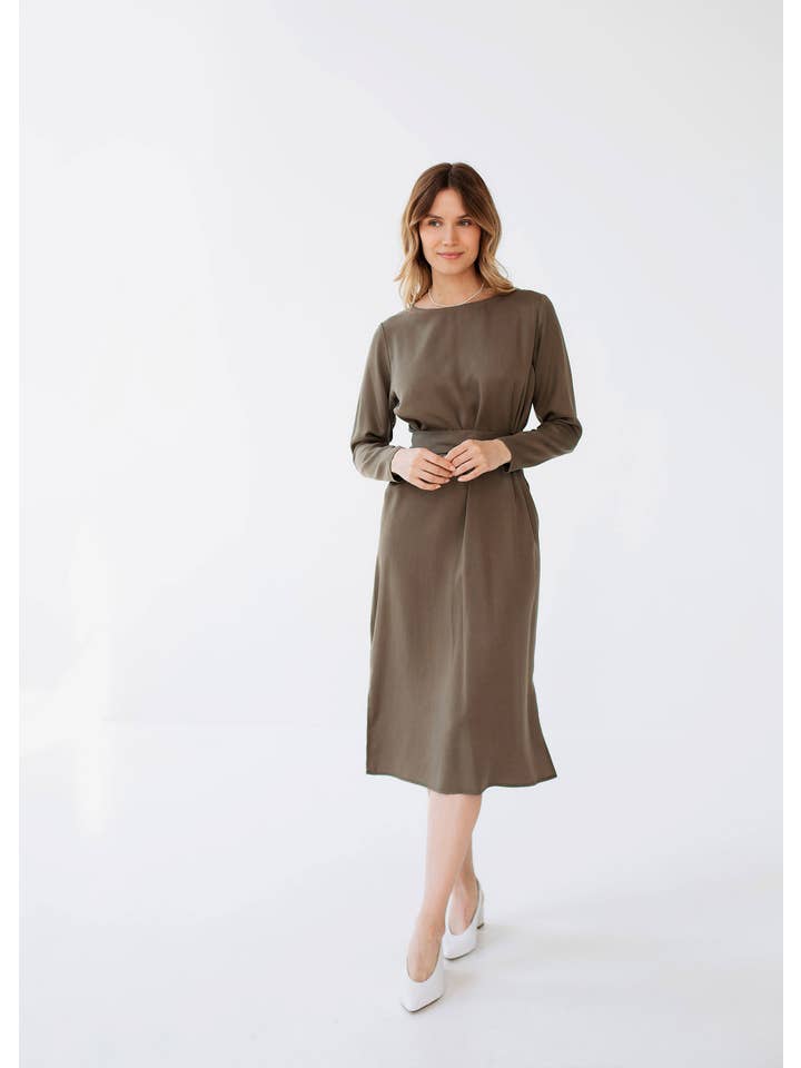 Nich Linen - Wholesale Jurk - Dames - Wikkeljurk van linnen met ceintuur in kaki groen, lange damesjurk4