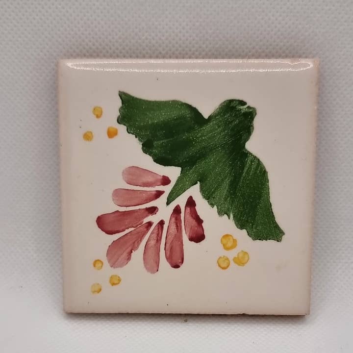 Håndmalede fliser: Glas- og grydeunderlag - Majestic Dove for engroshandel hos Hazbruk Ceramics