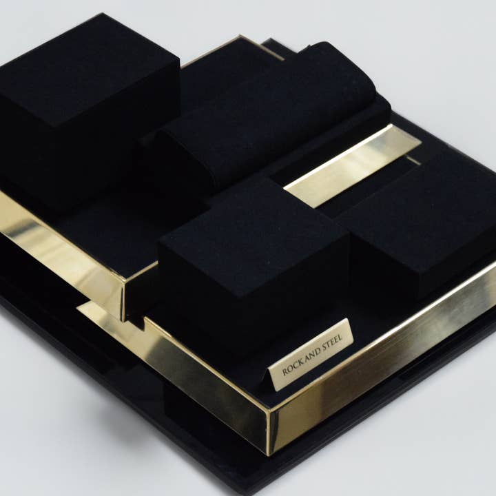 Smykkestativ med sort fløjl fra ROCK & STEEL for engroshandel hos ROCK & STEEL