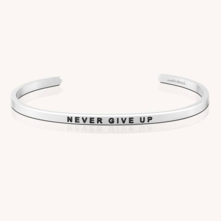 Never Give Up — inspirierendes Mantraband® Manschettenarmband für den Großhandel von MantraBand