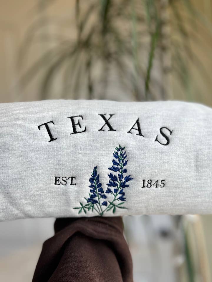 Felpa Ricamata con Fiore del Texas: Blue Bonnet per la vendita all'ingrosso da parte di Poppy Bloem