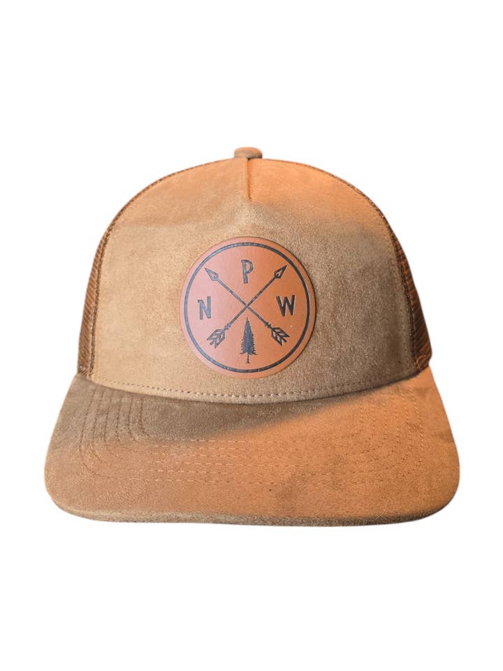 Casquette Trucker avec Écusson en Cuir et Flèches du Nord-Ouest Pacifique PNW pour la vente par PNW Apparel