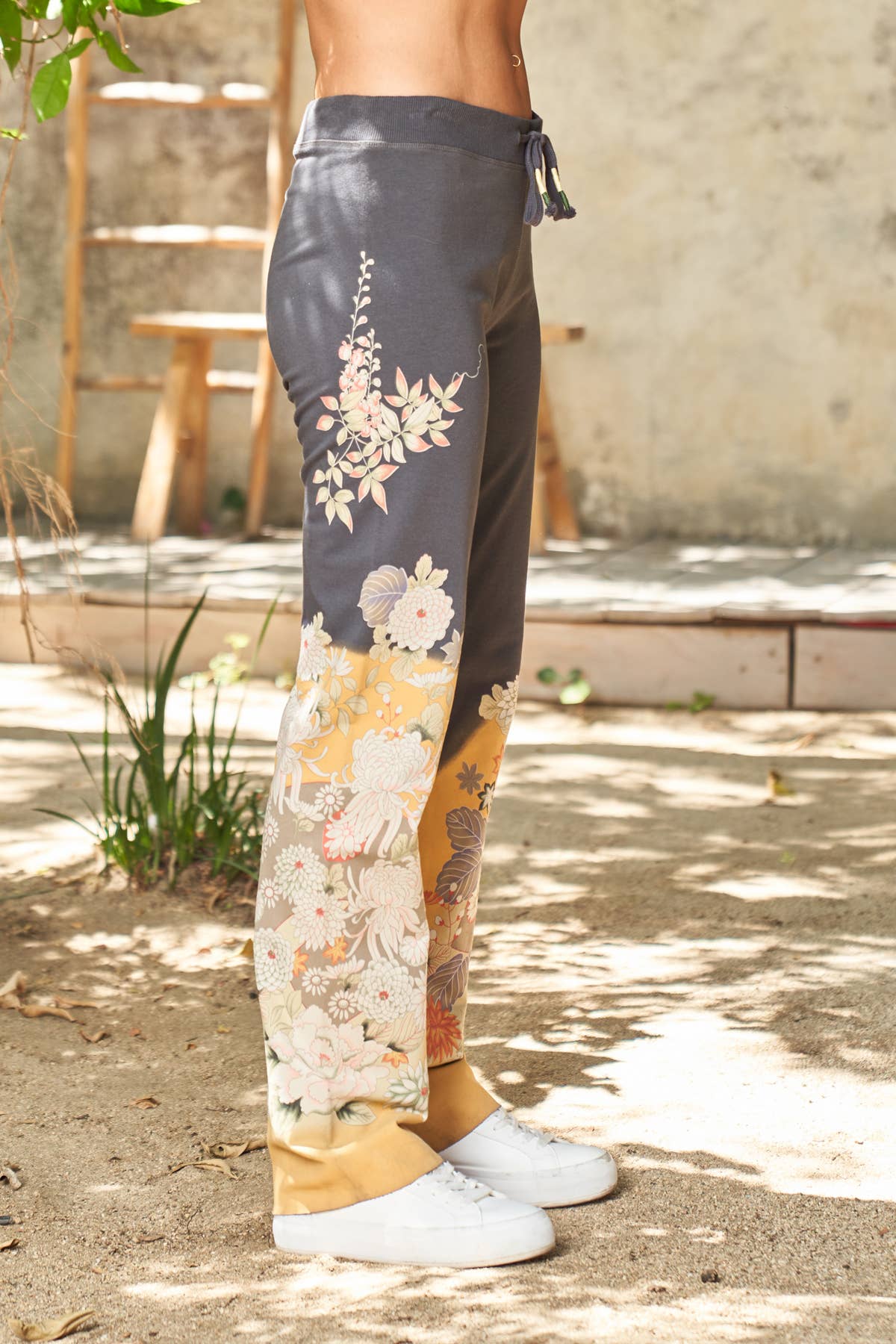 Charbon Pantalon de détente à imprimé floral en molleton français avec ourlet brut 4358-MCP en vente sur Faire8