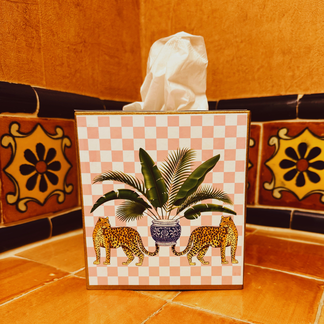 TOPICS IN THE TROPICS – wholesale Näsdukslåda – Pappersmaché Kleenex-låda med leoparder som håller en vas med palm.2