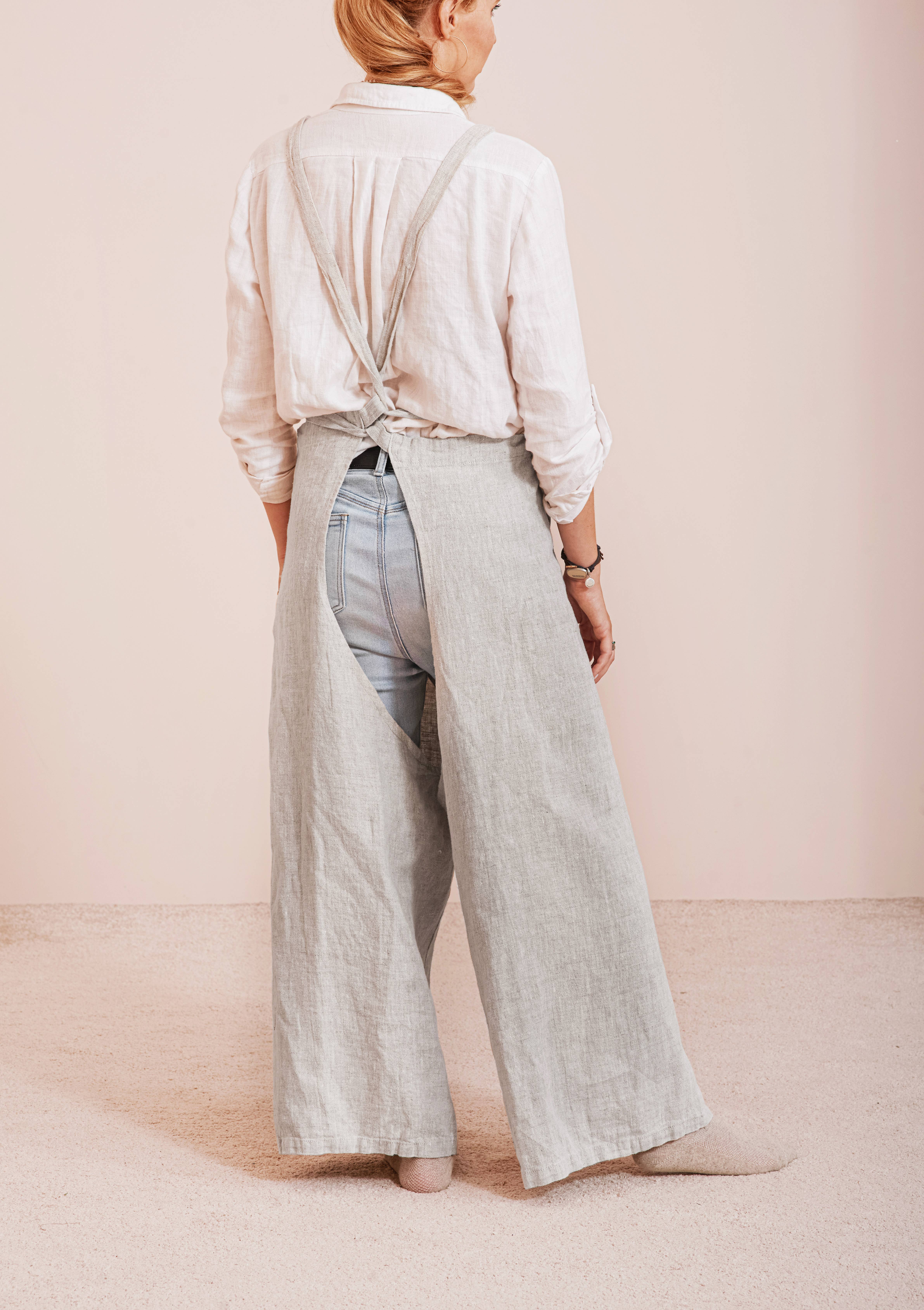 LinenQ – wholesale Apron – Linen pottery apron split leg 4