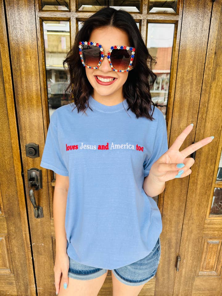 T-shirt graphique brodé "Aime aussi Jésus et l'Amérique" pour la vente par Harps & Oli Tees