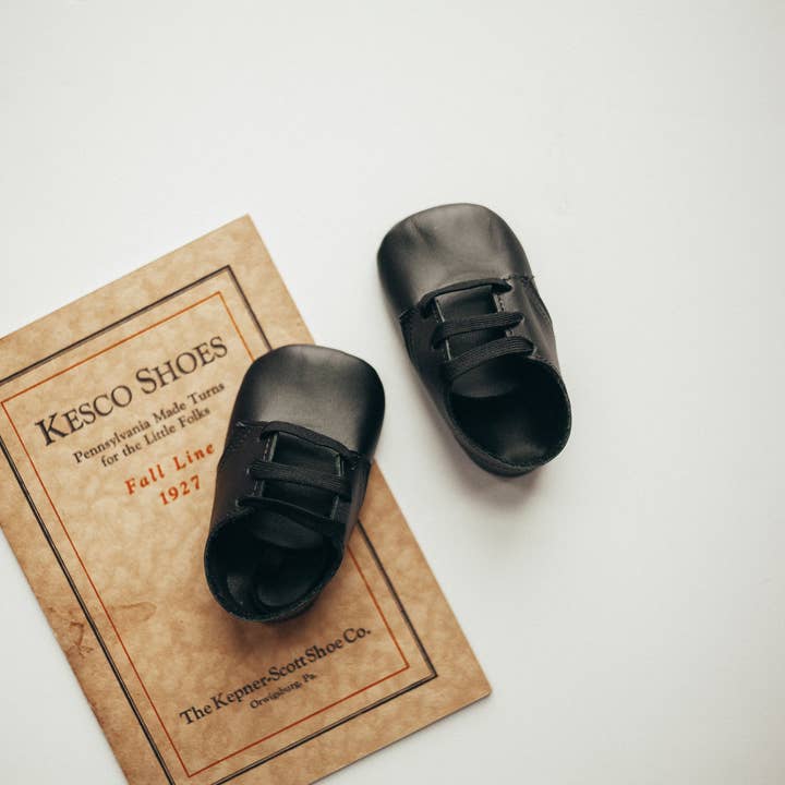 Chaussures pour berceau George en noir | tailles 00-3 pour la vente par Kepner Scott