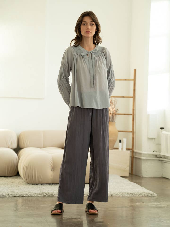 PANTALON LARGE AVEC CORDON DE SERRAGE À LA TAILLE DÉTAILLÉ pour la vente par ELLE GREY