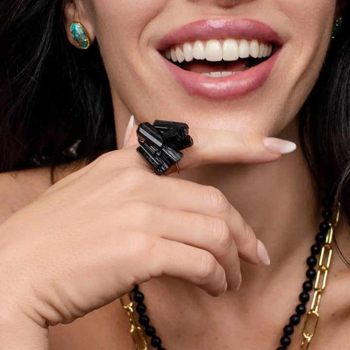 Anillo de Turmalina Negra Natural – Ajustable en Oro o Plata and other Purchase Wholesale plata. Free Returns & Net 60 Terms on Faire trending on Faire.