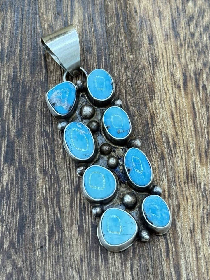 Pendentif goutte en grappe de turquoise Blue Ridge en argent sterling fait main par des Navajos natifs pour la vente par Native City Jewelry