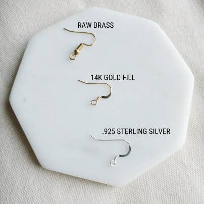 Whitebirch Handmade Goods - Venta al por mayor Pendientes colgantes - Pendientes colgantes pequeños de cuero y latón apilados en forma de media luna de color beige5