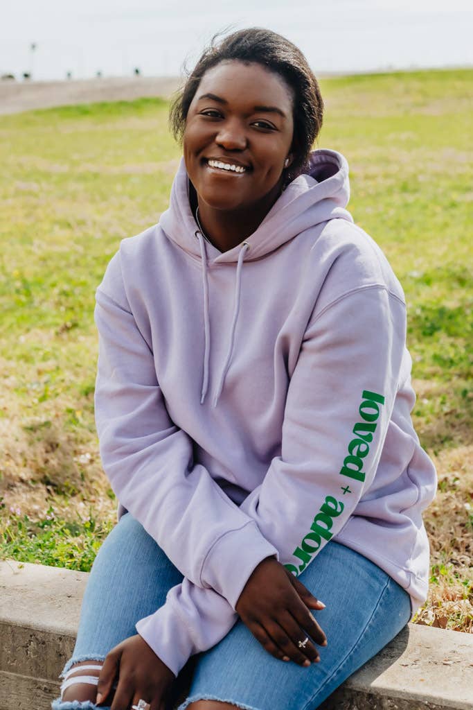 Crowned Free - Vente Sweat à capuche – femme - Sweat à capuche Loved and Adored lavande avec poche avant5