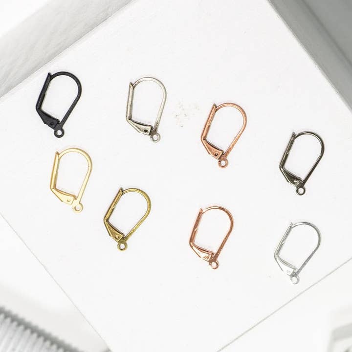 Crochets d'oreilles à levier pour la fabrication de boucles d'oreilles - Mesurent 17 mm x 11 mm - Disponibles en plusieurs finitions - Vendus par douzaine - EW2201. pour la vente par Continental Beads