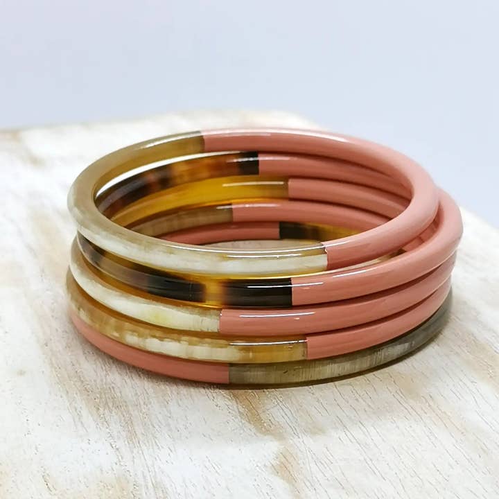 Nayda Diaries – Großhandel Armreif – Hornarmband in Altrosa und Natur0